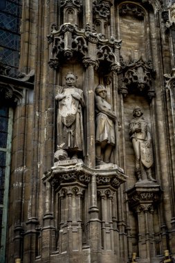 Gent, Belçika, Avrupa 'da bir binanın duvarında elinde kalkan olan bir şövalyenin heykeli.