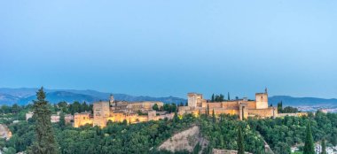 İspanya, Granada 'nın muhteşem Alhambra' sı. Gün batımında Mirador de San Nicolas 'tan seyredilen Alhambra kalesi..