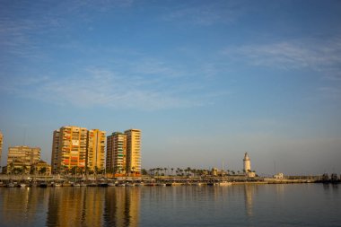 İspanya, Malaga, rıhtım bölgesinde bir deniz feneri.