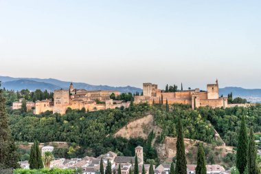 İspanya, Granada 'nın muhteşem Alhambra' sı. Gün batımında Mirador de San Nicolas 'tan seyredilen Alhambra kalesi..