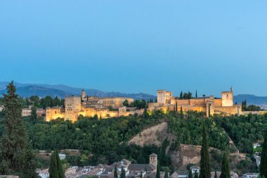 İspanya, Granada 'nın muhteşem Alhambra' sı. Gün batımında Mirador de San Nicolas 'tan seyredilen Alhambra kalesi..