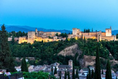 İspanya, Granada 'nın muhteşem Alhambra' sı. Gün batımında Mirador de San Nicolas 'tan seyredilen Alhambra kalesi..