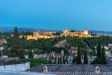 İspanya, Granada 'nın muhteşem Alhambra' sı. Gün batımında Mirador de San Nicolas 'tan seyredilen Alhambra kalesi..
