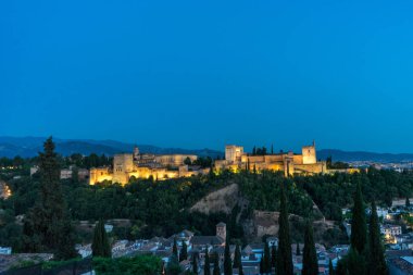 İspanya, Granada 'nın muhteşem Alhambra' sı. Gün batımında Mirador de San Nicolas 'tan seyredilen Alhambra kalesi..