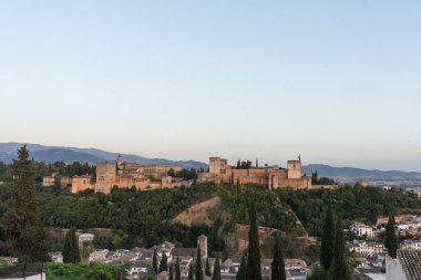 İspanya, Granada 'nın muhteşem Alhambra' sı. Gün batımında Mirador de San Nicolas 'tan seyredilen Alhambra kalesi..