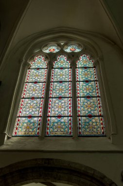 Tasarım desenli büyük bir Fransız penceresi ışığın geçmesine izin veriyor.