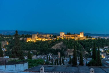 İspanya, Granada 'nın muhteşem Alhambra' sı. Gün batımında Mirador de San Nicolas 'tan seyredilen Alhambra kalesi..