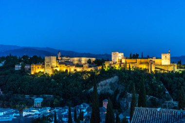 İspanya, Granada 'nın muhteşem Alhambra' sı. Gün batımında Mirador de San Nicolas 'tan seyredilen Alhambra kalesi..