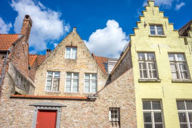 Belçika 'nın Brugge şehrindeki Gable şehrinin ufuk çizgisi açık güneşli bir günde mavi gökyüzü