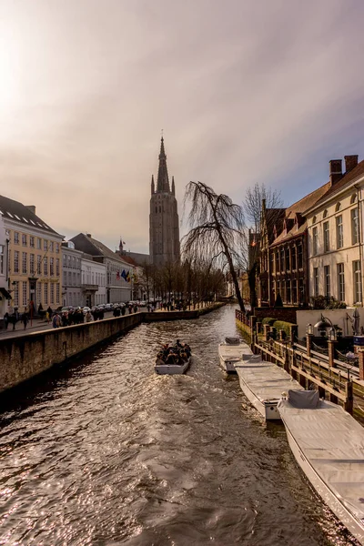 Belgio Bruges Brugge Una Barca Sul Canale Con Chiesa Della — Foto Stock