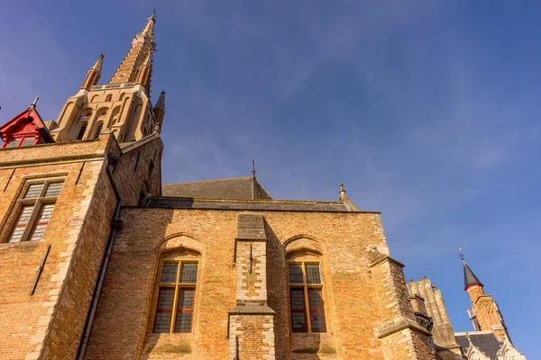 Europa Bélgica Bruges Uma Grande Torre Alta Com Relógio Topo — Fotografia de Stock