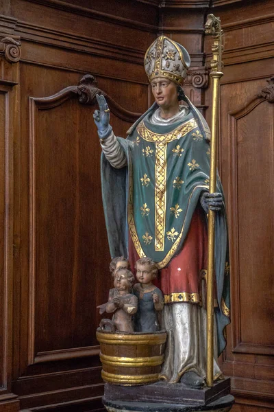 Standbeeld Van Sint Nicolaas Met Kinderen Een Emmer Het Interieur — Stockfoto