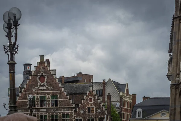 Gent Belçika Nın Gable Evlerine Bakan Duvarda Bir Lamba Bulunan — Stok fotoğraf