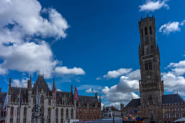 Das alte Rathaus mit dem Glockenturm auf dem Marktplatz in Brügge, Belgien, Europa an einem strahlend sonnigen Tag mit blauem Himmel — Stockbild Das Alte Rathaus Mit Dem Glockenturm Auf Dem Marktplatz Brügge — Stockfoto
