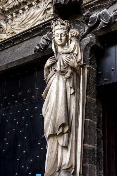 Une Statue Blanche Maddona Bébé Sur Mur Sint Janshospitaal Bruges — Photo