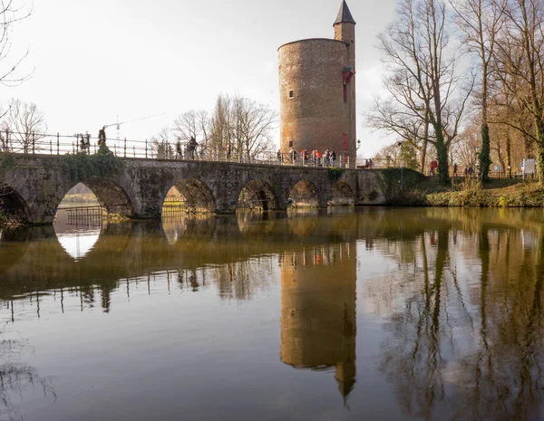 Belgia Brugia Miłośnicy Mostu Jezioro Minnewater — Zdjęcie stockowe