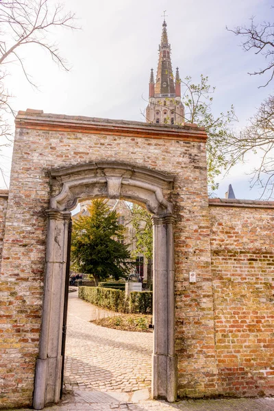 Belçika Bruges Arka Planda Bir Sürü Kadın Olan Tuğla Bir — Stok fotoğraf