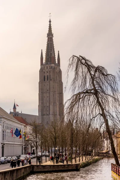 Belgio Bruges Brugge Canale Con Chiesa Della Madonna Sullo Sfondo — Foto Stock
