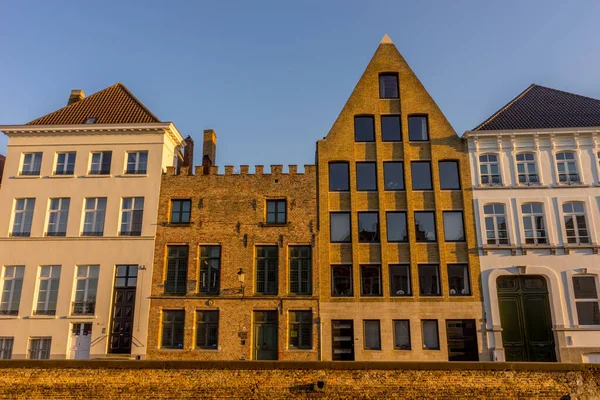 ヨーロッパ ベルギー ブルージュ 多くの窓のある大きなレンガ造りの建物 — ストック写真