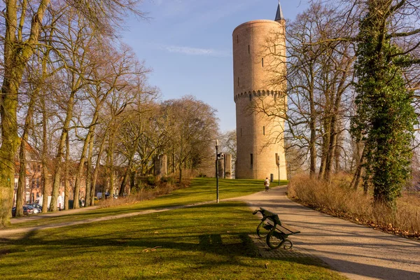 比利时 布鲁日 Knaresborough城堡 Knaresborough城堡前的公园长椅 — 图库照片