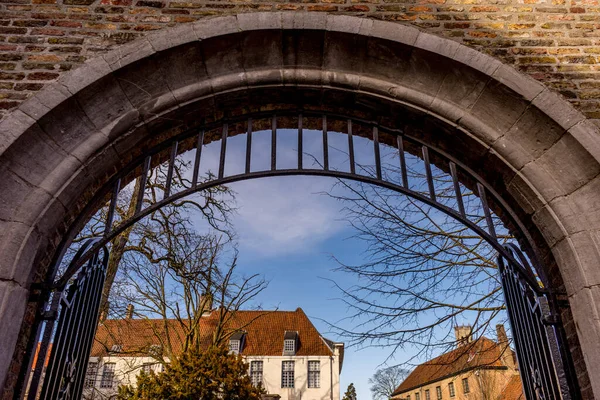 Βέλγιο Bruges Μια Αψίδα Κάτω Από Έναν Γαλάζιο Ουρανό — Φωτογραφία Αρχείου