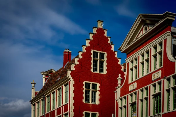 Czerwona Fasada Ściana Budynku Przeciw Jasnym Błękitnym Niebem Gandawie Belgia — Zdjęcie stockowe