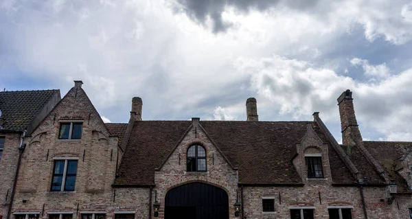 Kahverengi Çatılı Belçika Brugge Deki Evlerin Üzerine Basan Mavi Gökyüzü — Stok fotoğraf