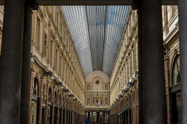 Vacker Glaskupol Mellan Majestätiska Pelare Galeries Royales Hubert Staden Bryssel — Stockfoto
