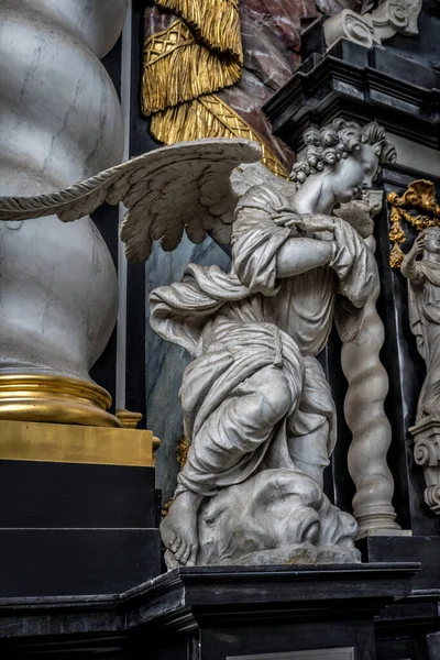 Мраморная Скульптура Ангела Коленях Интерьере Церкви Святого Николая Гент Бельгия — стоковое фото
