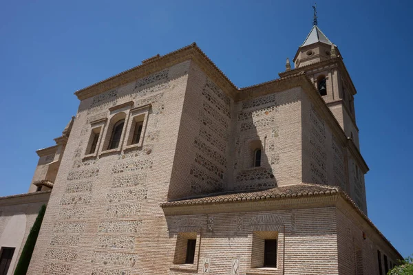 西班牙格拉纳达 17世纪阿罕布拉圣母玛利亚天主教堂 建于欧洲以前的清真寺之上 — 图库照片