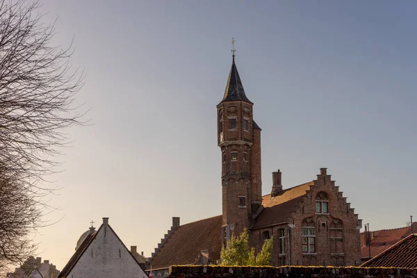 Europe Belgique Bruges Une Petite Tour Horloge Devant Bâtiment — Photo