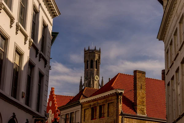 Belgium Bruges Egy Nagy Harangtorony Tornyosul Egy Város Felett — Stock Fotó