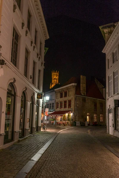 Európa Belgium Bruges Egy Keskeny Városi Utca Épületekkel Egy Épület — Stock Fotó