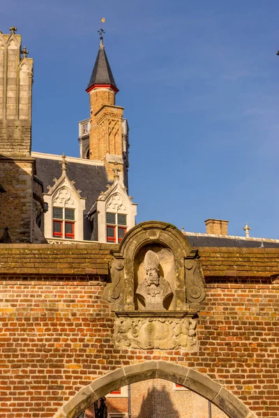 Európa Belgium Bruges Egy Óratorony Egy Téglaépület Előtt — Stock Fotó
