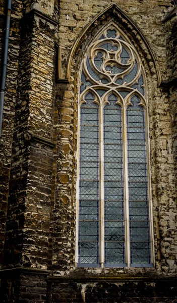 Egy Boltíves Ablak Sint Jacobskerk Monumentális Templomon Századi Román Tornyokkal — Stock Fotó