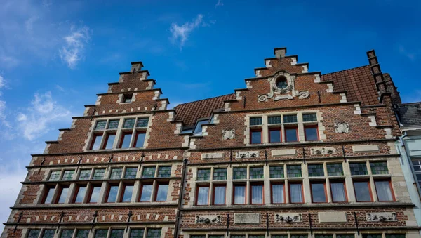 Gent Belçika Avrupa Parlak Mavi Gökyüzüne Karşı Bir Binanın Kahverengi — Stok fotoğraf
