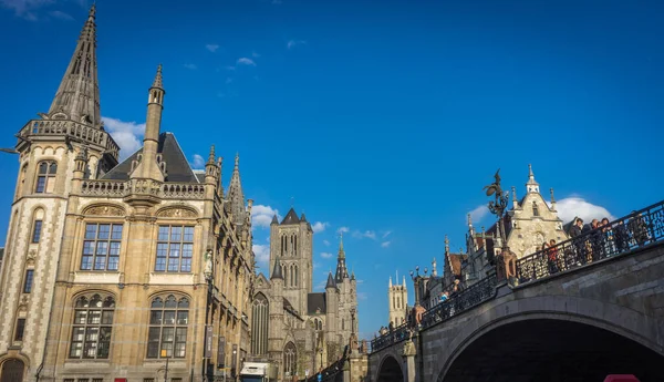 Leie-Ufer in Gent, Belgien, Europa an einem strahlend sonnigen Tag mit blauem Himmel und Brücke — Stockbild Leie Ufer Gent Belgien Europa Einem Strahlend Sonnigen Tag Mit — Stockfoto