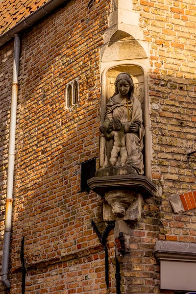 Belgique Bruges Madonna Bébé Jésus Sculpture Sur Mur Bâtiment — Photo