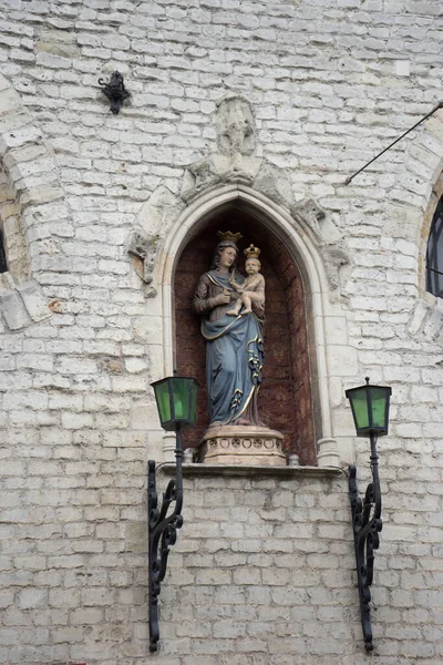 Skulptur Der Maria Mit Dem Jesuskind Einer Wand Der Stadt — Stockfoto