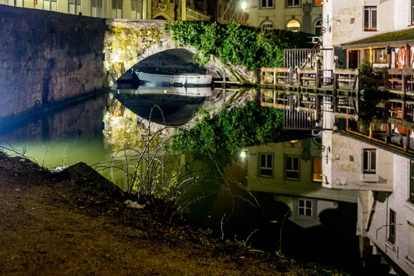 Europa Belgio Bruges Una Piccola Barca Specchio Acqua Con Una — Foto Stock