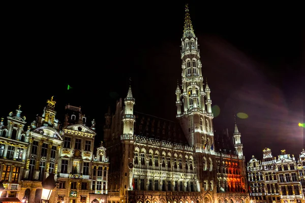 Ayuntamiento Campanario Bruselas Ilumina Ilumina Por Noche Bélgica Europa —  Fotos de Stock