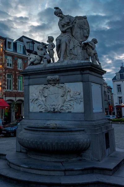 Estátua Uma Senhora Segurando Escudo Com Bebês Seu Redor Bruxelas — Fotografia de Stock