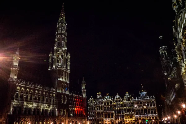 布鲁塞尔市政厅和钟楼在夜间照明和点亮 比利时 — 图库照片