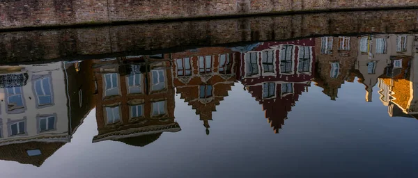 比利时 布鲁日 水道上建筑物的倒影 — 图库照片