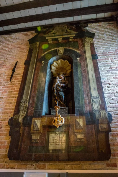 Скульптура Марии Младенца Иисуса Брюгге Бельгия Европа — стоковое фото