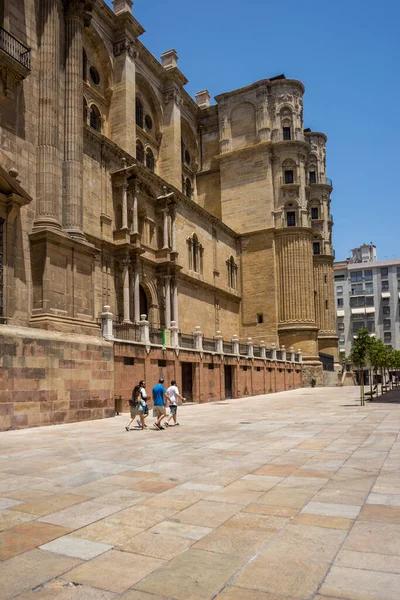 Spanya Malaga Bir Grup Insan Katedralin Önünde Yürüyor — Stok fotoğraf