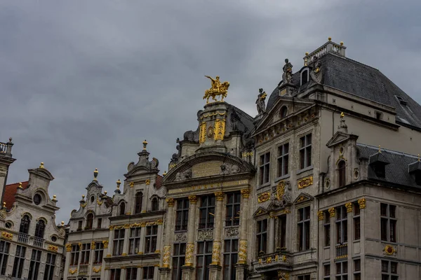 Das Regierungsgebäude in Brüssel mit einem goldenen Pferd an der Spitze in Belgien an einem trüben Tag — Stockbild Das Regierungsgebäude Brüssel Mit Einem Goldenen Pferd Der Spitze Belgien — Stockfoto