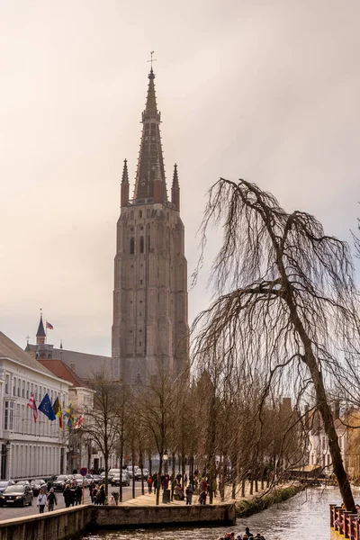 Belçika Bruges Brugge Arka Planda Kadınımızın Kilisesi Olan Bir Kanal — Stok fotoğraf