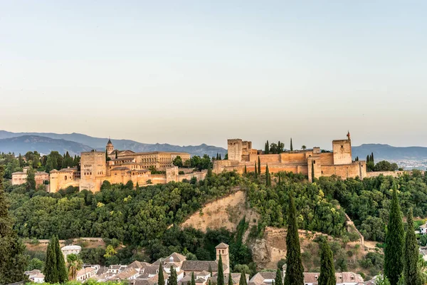 İspanya, Granada 'nın muhteşem Alhambra' sı. Gün batımında Mirador de San Nicolas 'tan seyredilen Alhambra kalesi..
