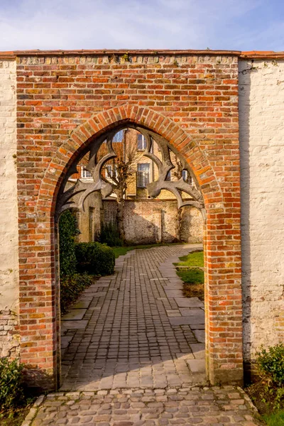 Belçika Bruges Tuğla Duvarında Kemer Olan Taş Bir Bina — Stok fotoğraf